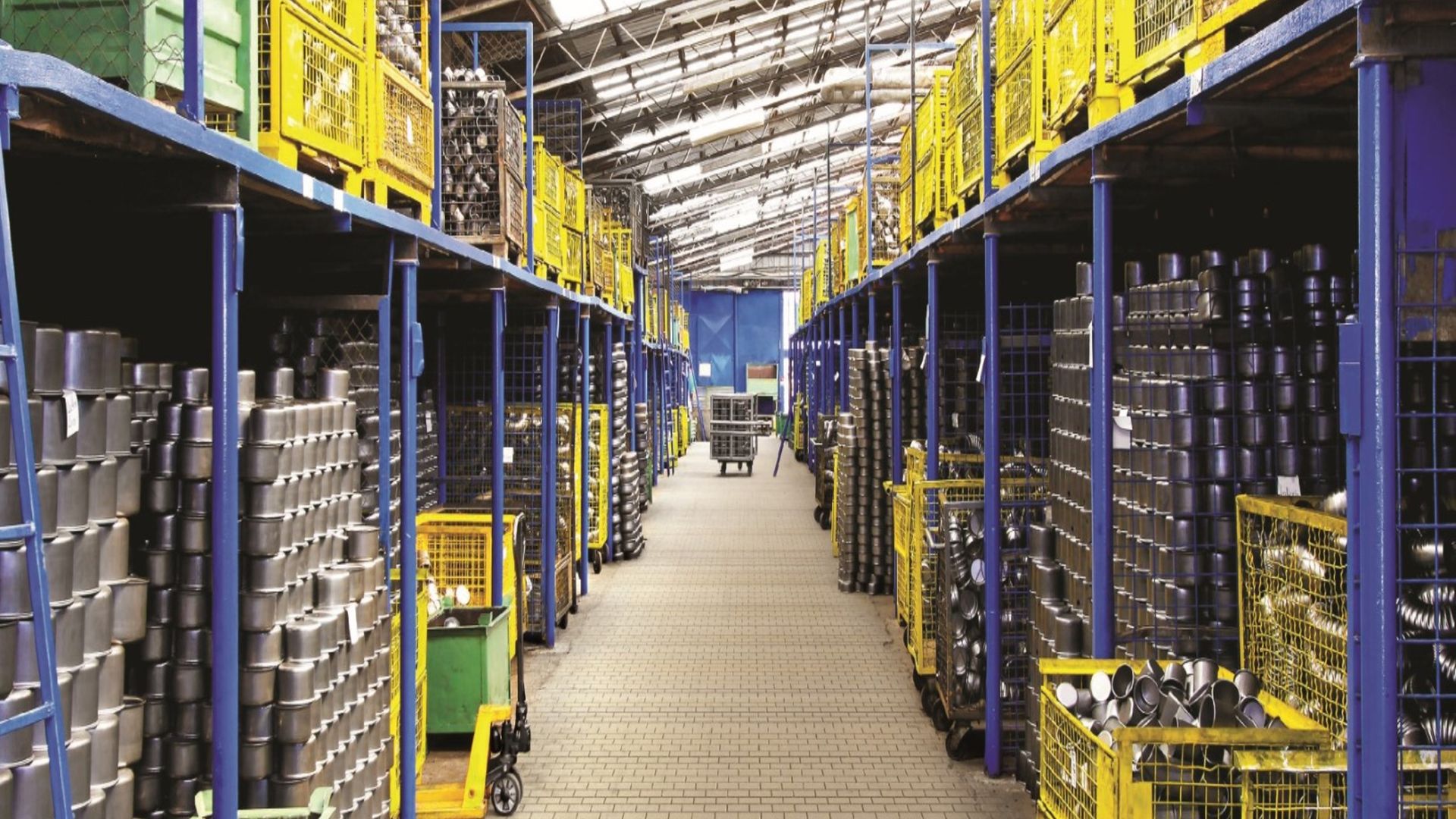 Racking aisle inside a warehouse